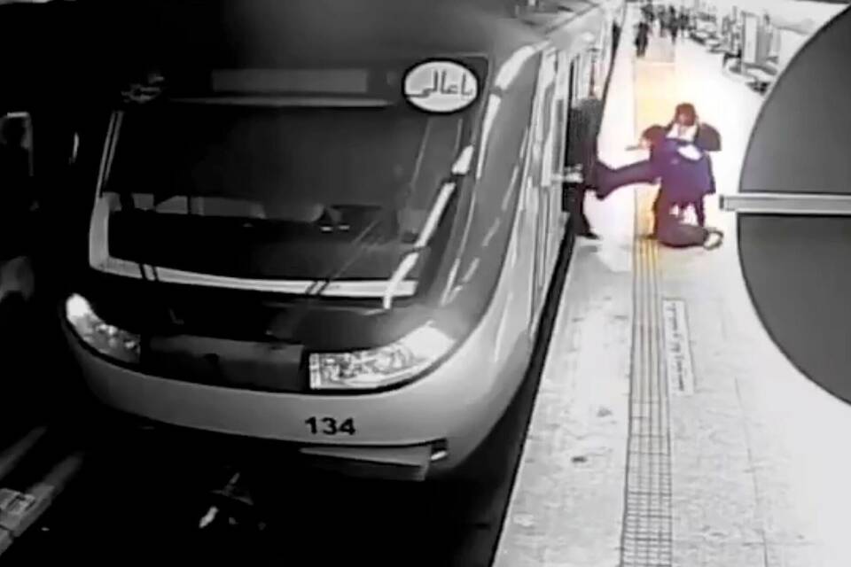 Iranerin nach mutmaßlicher Konfrontation mit Moralpolizei tot Iranerin nach mutmaßlicher Konfrontation mit Moralpolizei tot