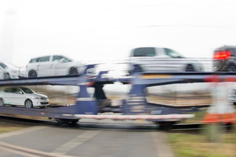 Autozug mit Neuwagen Autozug mit Neuwagen