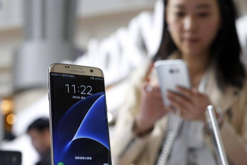 Samsung Galaxy S7 edge Samsung Galaxy S7 edge