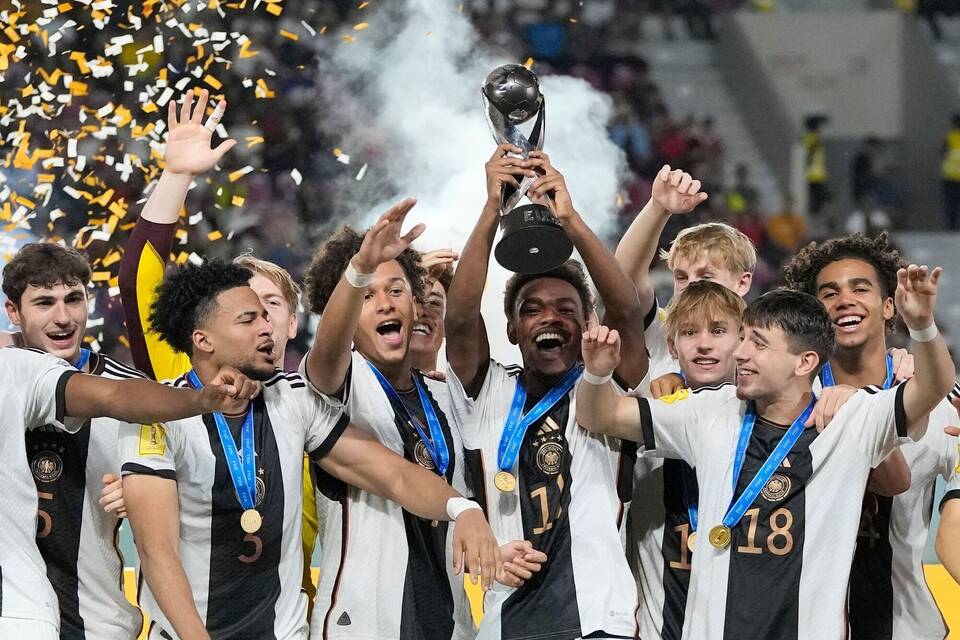 Jubelnde U17-Fußballer Jubelnde U17-Fußballer
