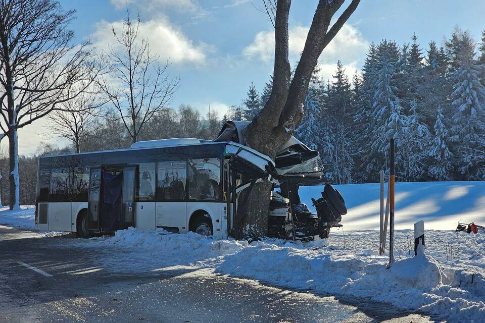 Schulbusunfall im Erzgebirge Schulbusunfall im Erzgebirge