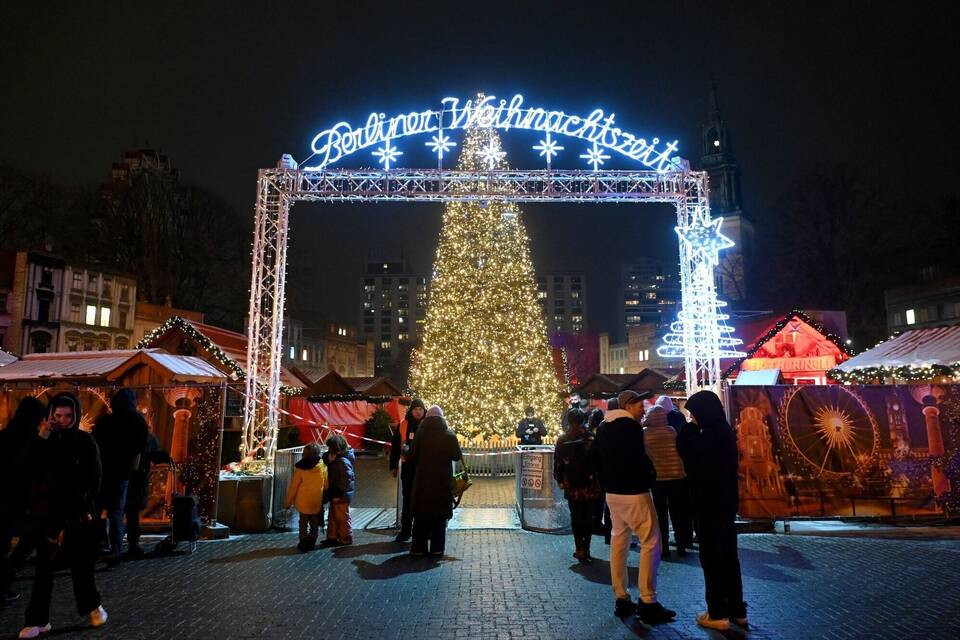 Berlin Brennende Stände Weihnachtsmarkt am Alexanderplatz geräumt Panorama RheinNeckar