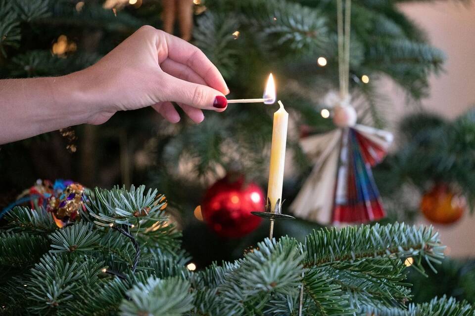 Kerze am Weihnachtsbaum Kerze am Weihnachtsbaum