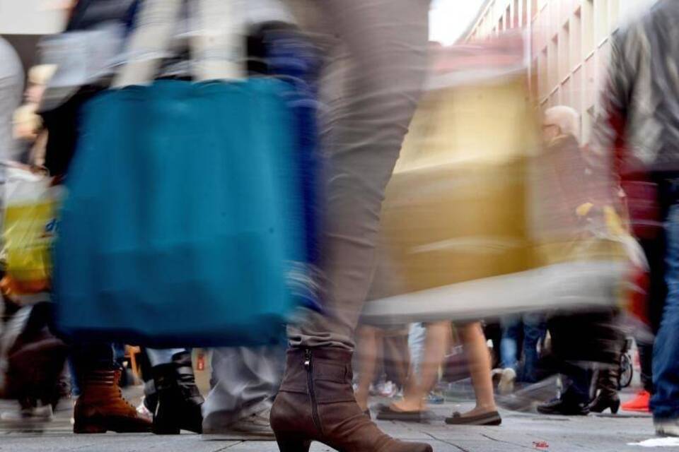 Passanten mit Einkaufstüten Passanten mit Einkaufstüten