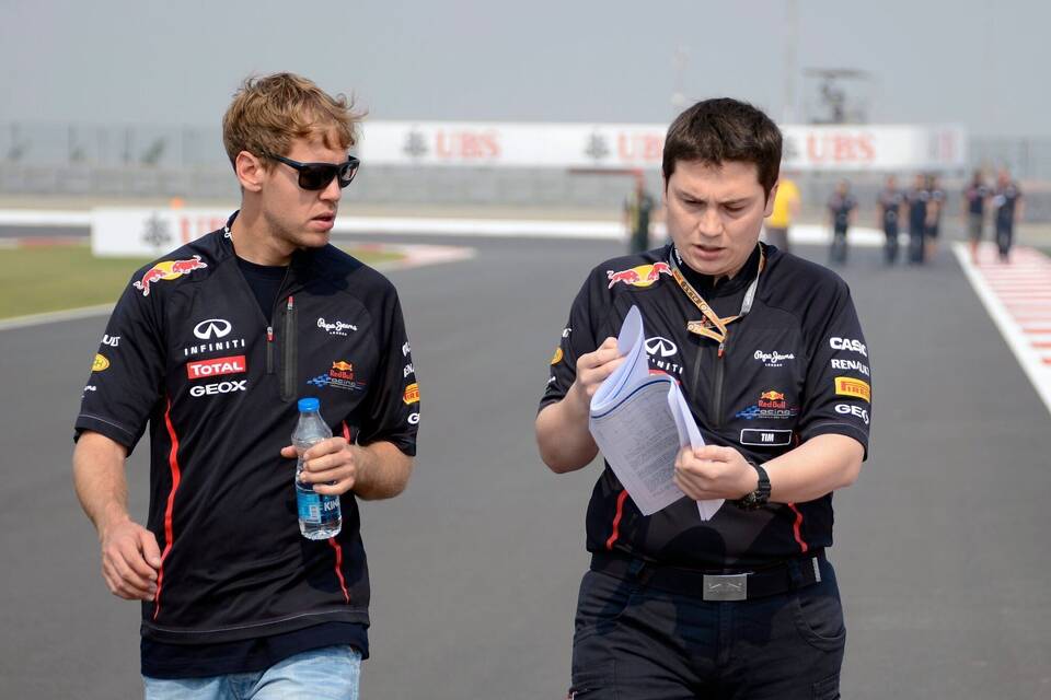 Tim Malyon neben Sebastian Vettel