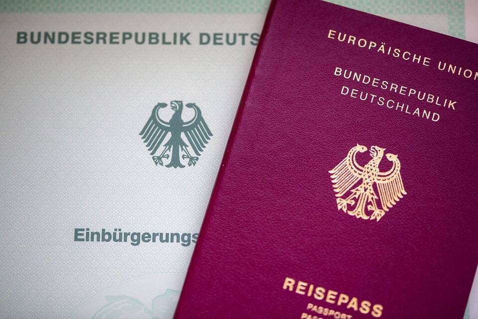 Einbürgerungsurkunde und Reisepass Einbürgerungsurkunde und Reisepass