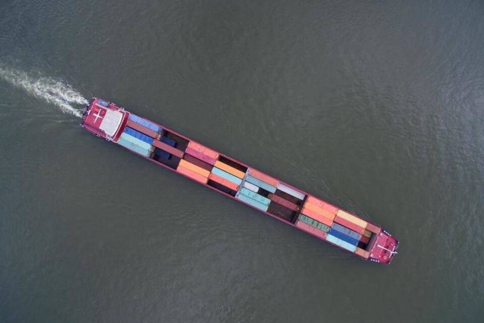 Containerschiff auf dem Rhein