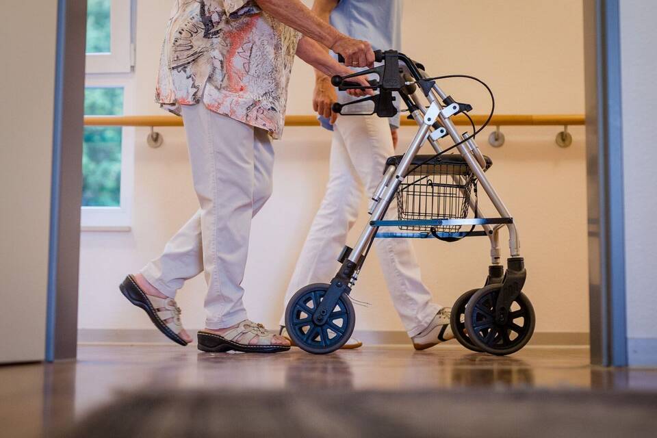 Seniorin und Pflegekraft Seniorin und Pflegekraft
