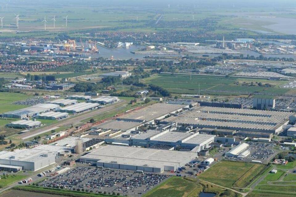 VW-Werk Emden mit Autoterminal VW-Werk Emden mit Autoterminal