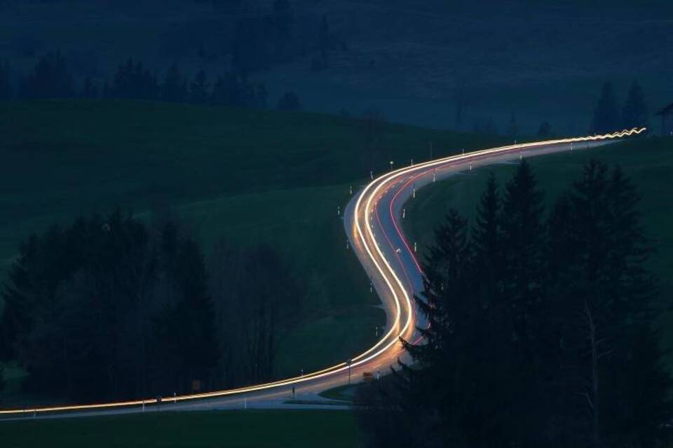 Autos ziehen Lichtspur Autos ziehen Lichtspur