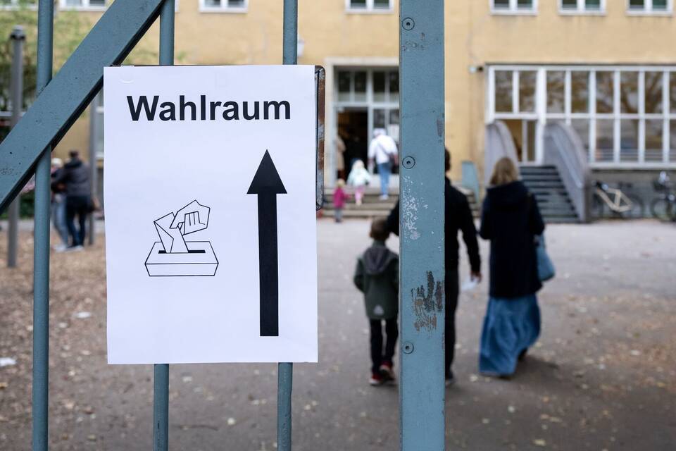 Schild Wahlraum Schild Wahlraum