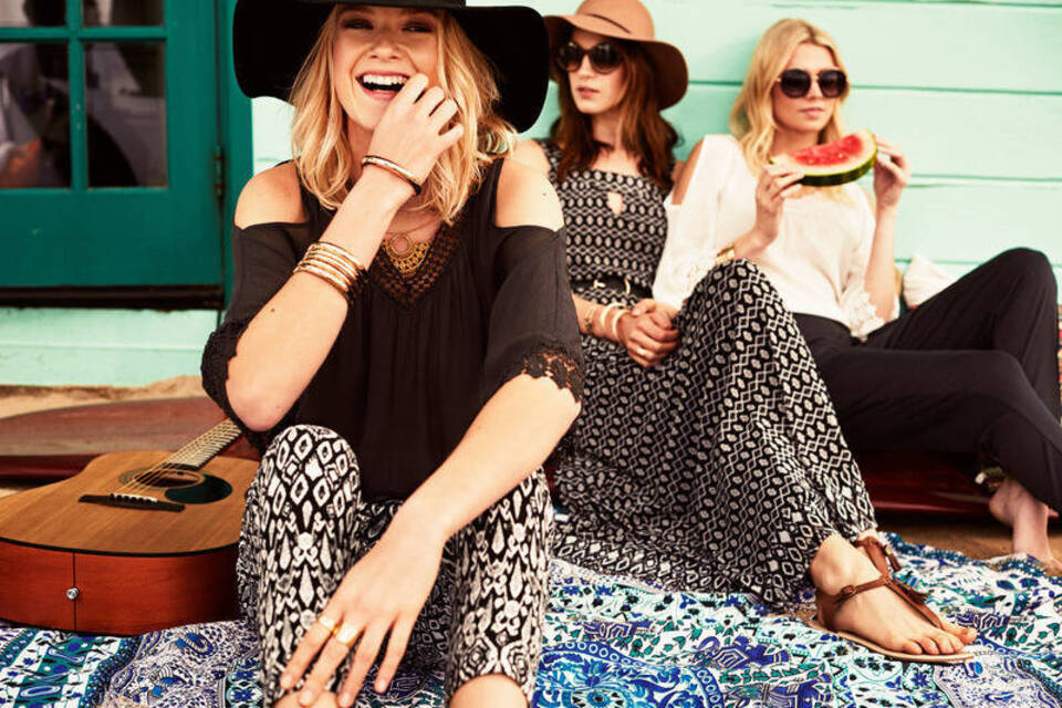 Nackte Schultern im Büro? - Off-Shoulder-Blusen stilvoll kombinieren Nackte Schultern im Büro? - Off-Shoulder-Blusen stilvoll kombinieren