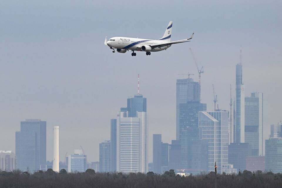 Flieger vor Frankfurter Skyline