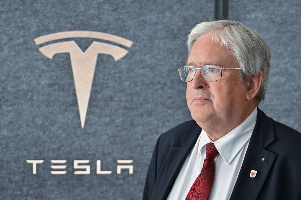 Brandenburgs Wirtschaftsminister Steinbach bei Tesla Brandenburgs Wirtschaftsminister Steinbach bei Tesla