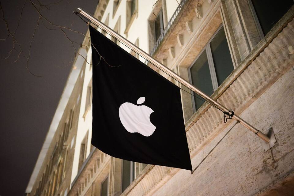 Apple Apple