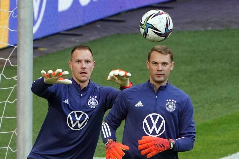 Marc-Andre ter Stegen (l) und Manuel Neuer