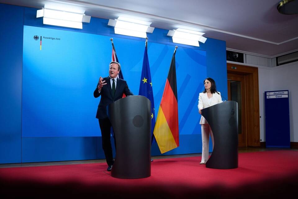David Cameron und Annalena Baerbock David Cameron und Annalena Baerbock