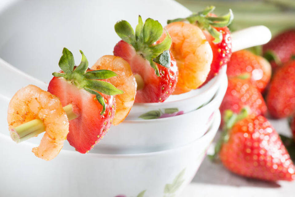 Süße Frucht in herzhafter Begleitung: Erdbeeren zum Hauptgang
