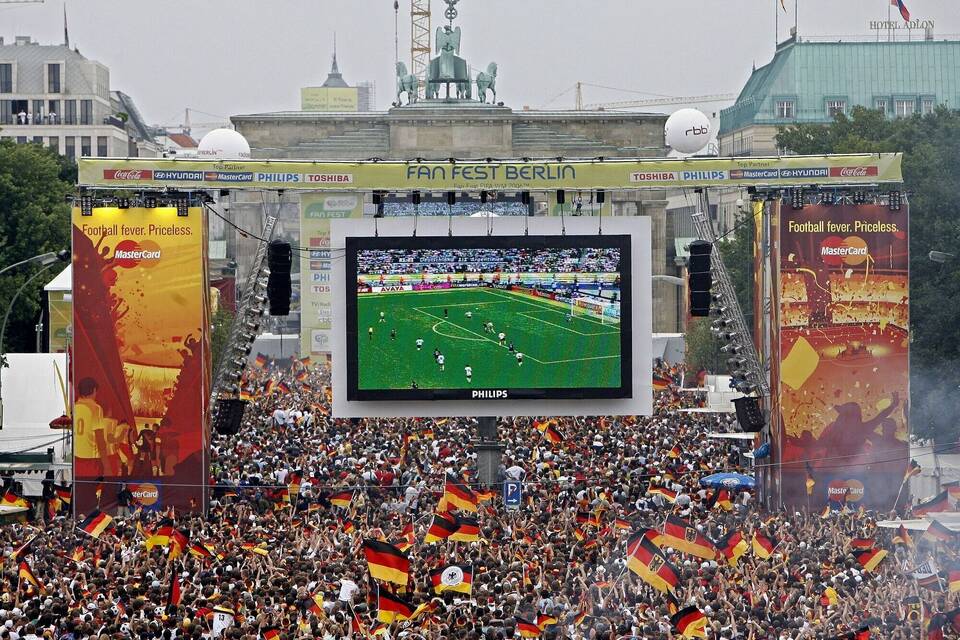 Public Viewing bei der Fußball-WM 2006 in Berlin Public Viewing bei der Fußball-WM 2006 in Berlin