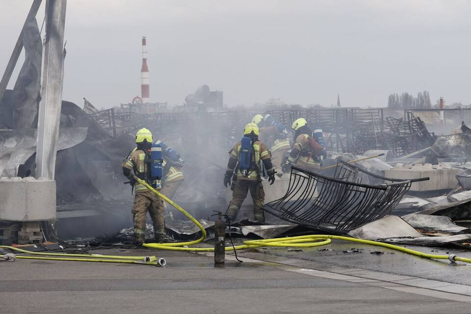 Brand bei Flüchtlingsunterkunft am Flughafen Tegel Brand bei Flüchtlingsunterkunft am Flughafen Tegel