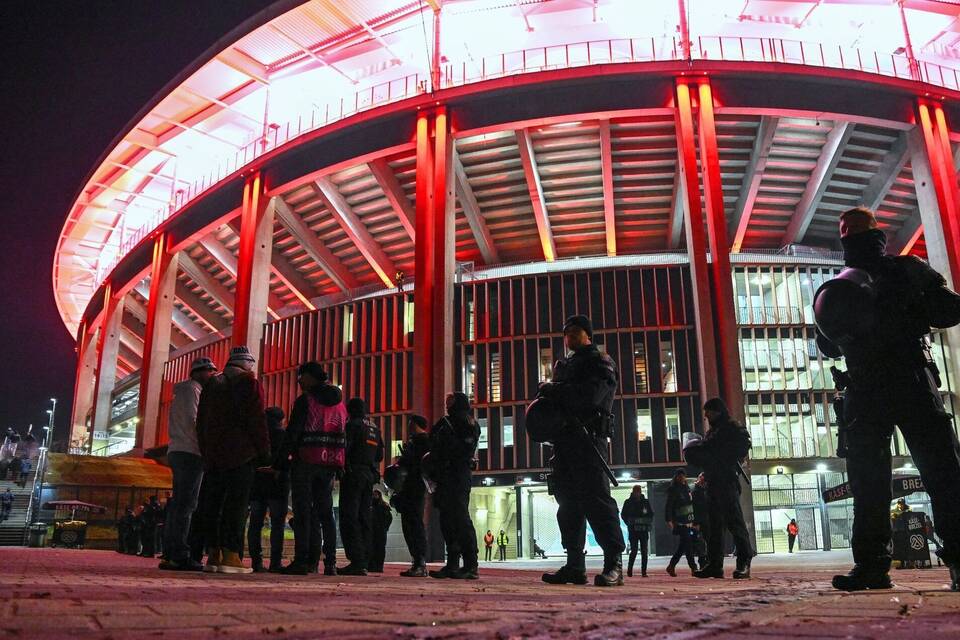 Polizei sichert Stadion