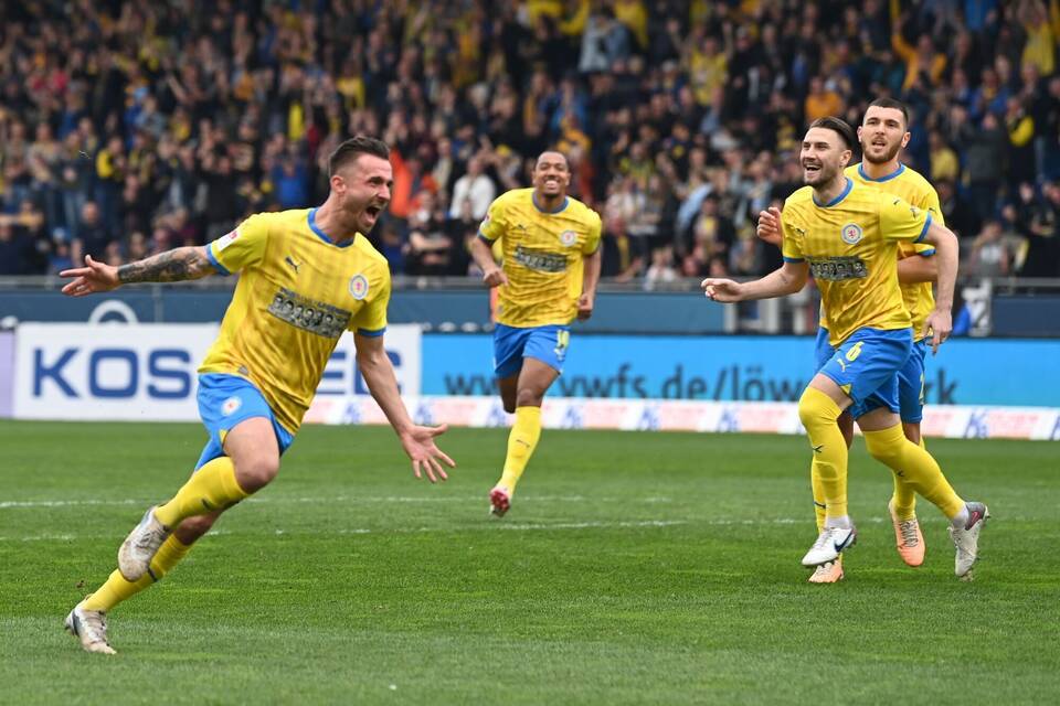 Eintracht Braunschweig - SV Elversberg Eintracht Braunschweig - SV Elversberg