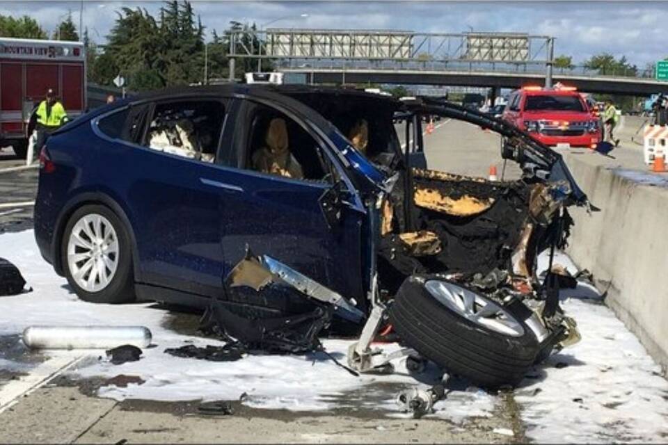 Tesla-Elektroauto-Unfall Tesla-Elektroauto-Unfall