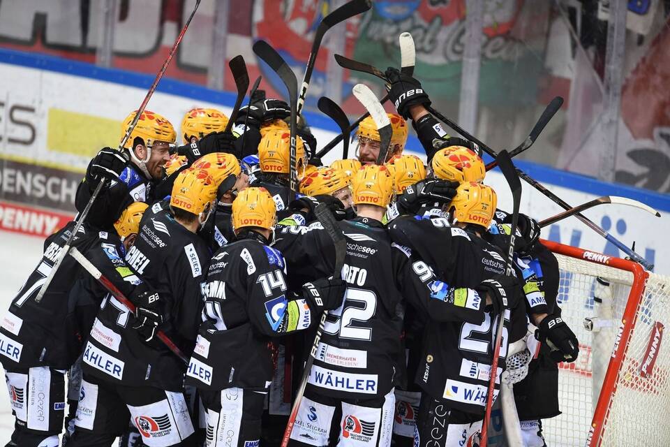 Pinguins Bremerhaven - EHC Red Bull München Pinguins Bremerhaven - EHC Red Bull München