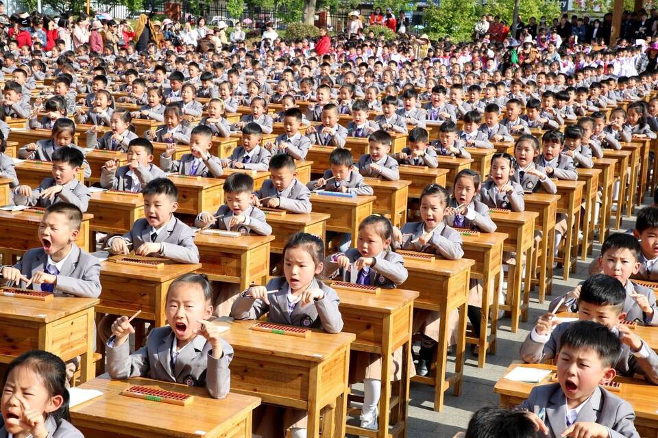 Chinesische Schüler üben Rechnen Chinesische Schüler üben Rechnen
