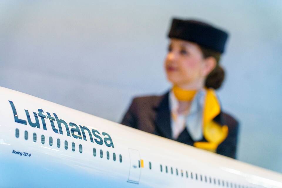 Lufthansa-Flugbegleiterin Lufthansa-Flugbegleiterin
