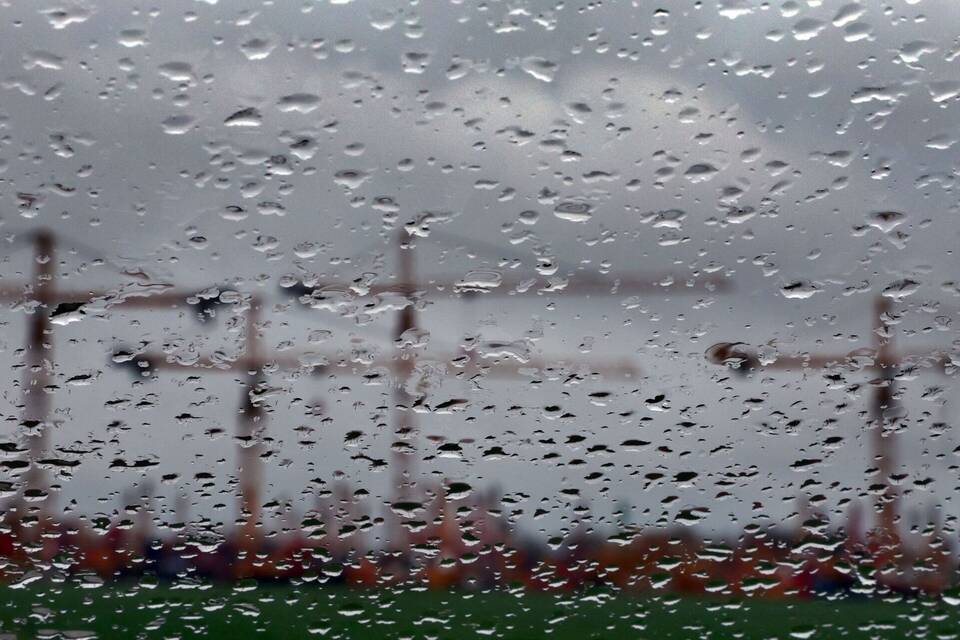 Baukräne im Regen