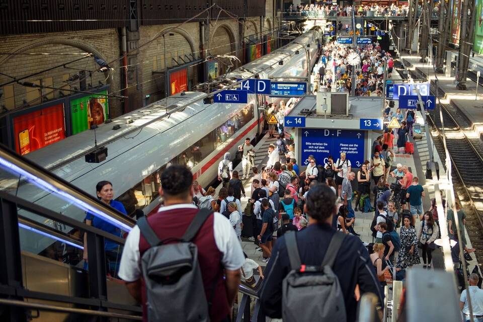 Fahrgäste im Bahnhof Fahrgäste im Bahnhof