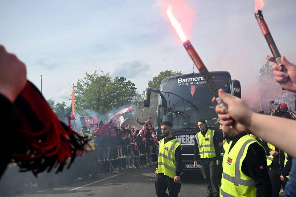 Leverkusener Fans empfangen den Mannschaftsbus Leverkusener Fans empfangen den Mannschaftsbus