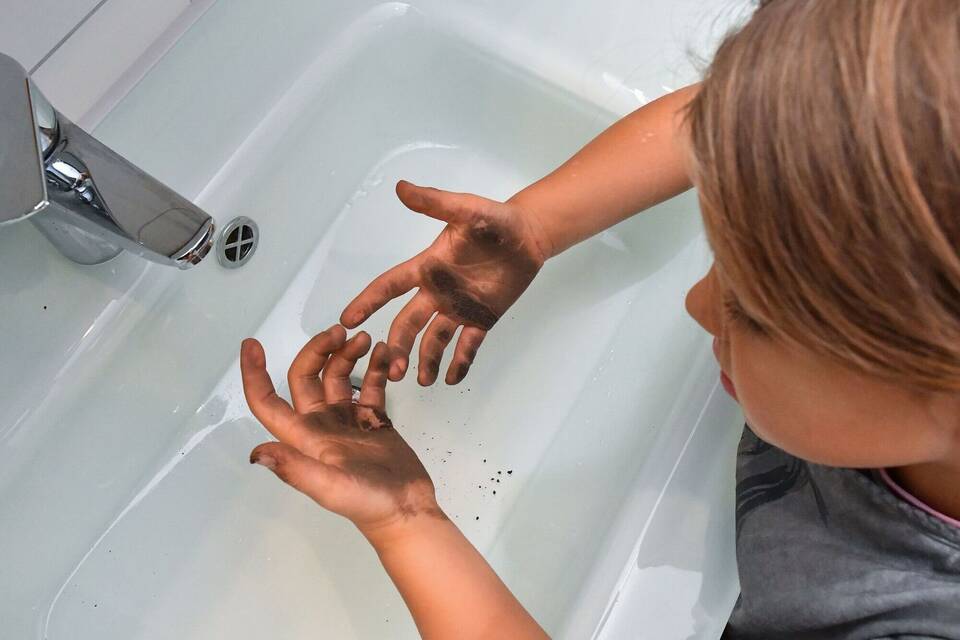 Kind beim Händewaschen