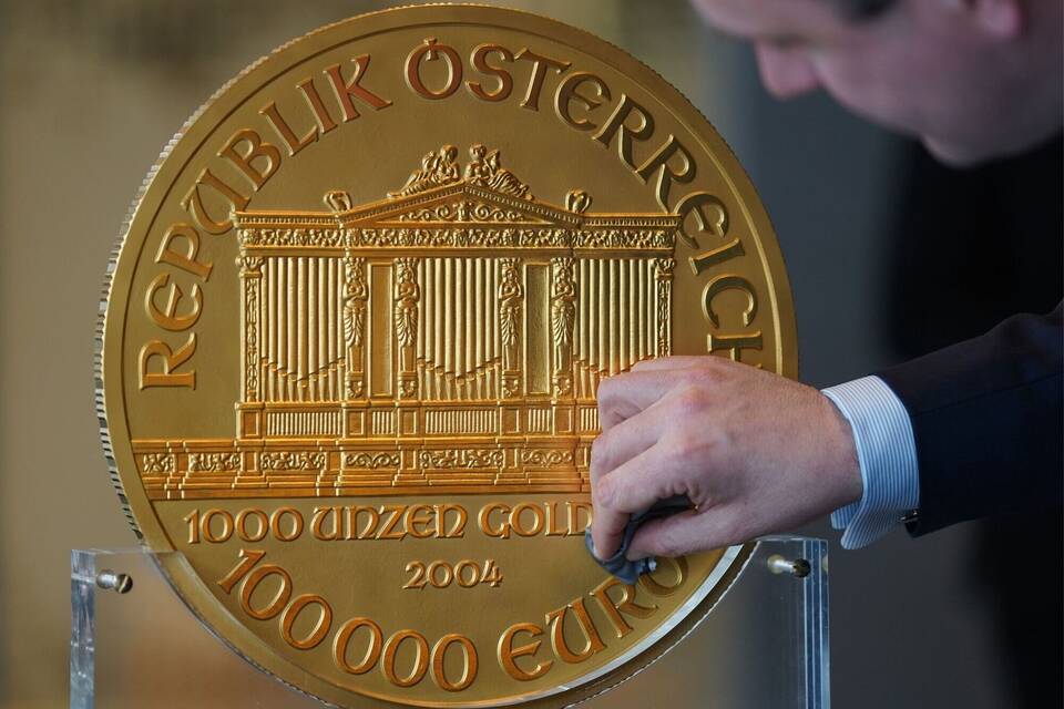 Riesige Goldmünze in Hamburg ausgestellt