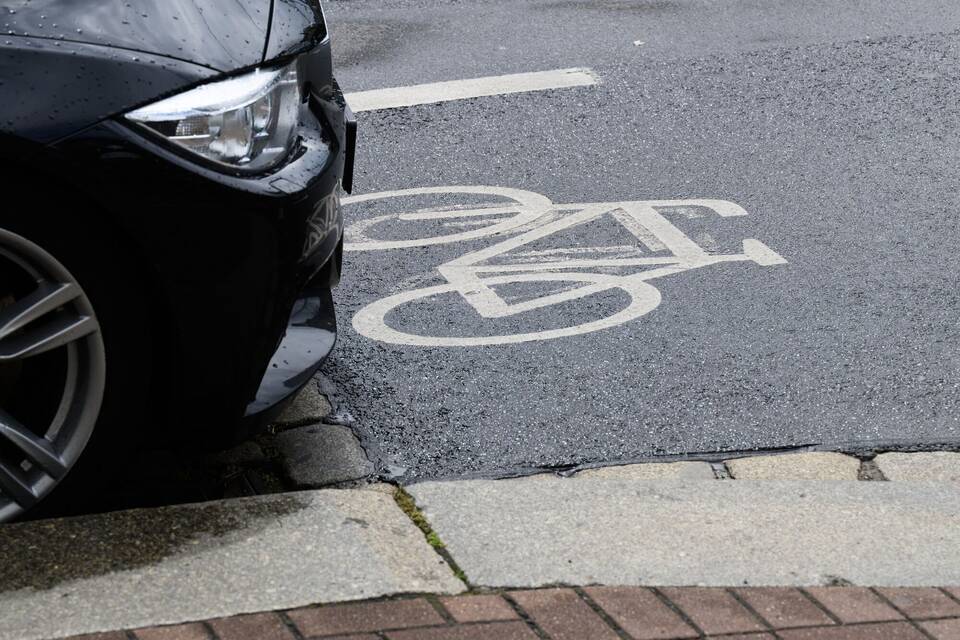 Auto parkt auf Radweg Auto parkt auf Radweg