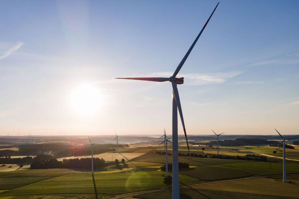 Windrad im Sonnenaufgang Windrad im Sonnenaufgang