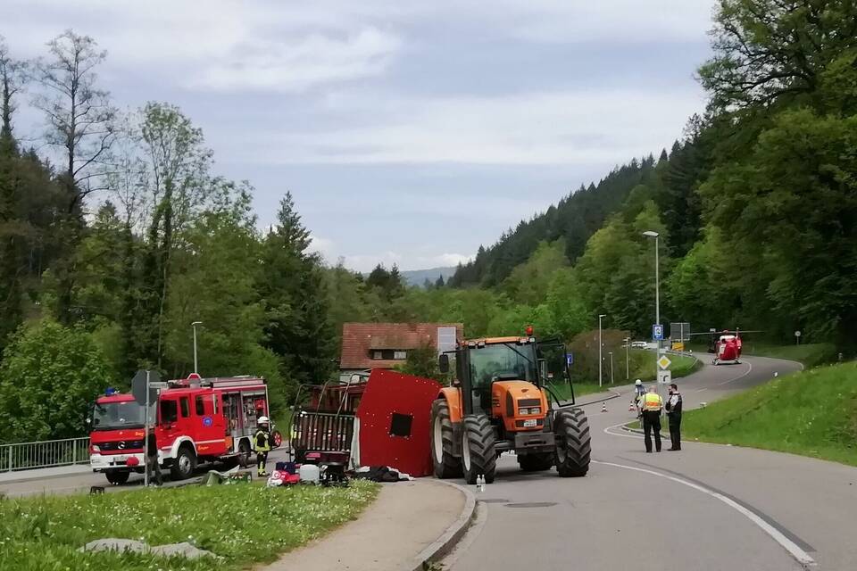 Verletzte bei Unfall mit Maiwagen in Südbaden Verletzte bei Unfall mit Maiwagen in Südbaden