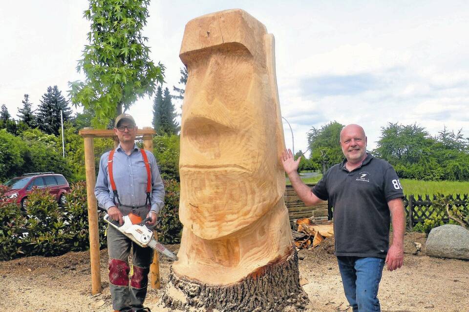 EdingenNeckarhausen Bei Hartmanns steht eine riesige OsterinselFigur