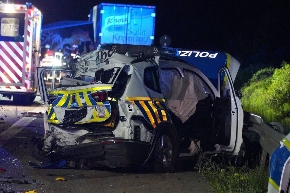 Laster fährt auf A9 in Unfallstelle Laster fährt auf A9 in Unfallstelle