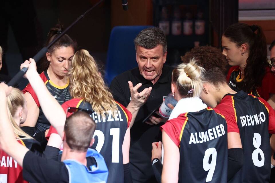 Volleyballerinnen und Alexander Waibl Volleyballerinnen und Alexander Waibl