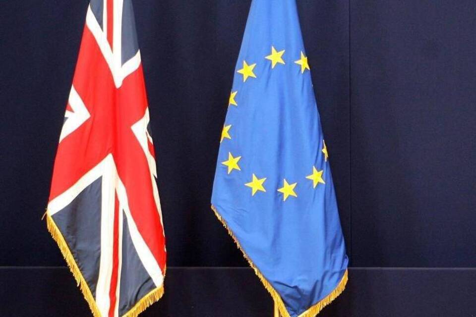 Flaggen der EU und von Großbritannien Flaggen der EU und von Großbritannien