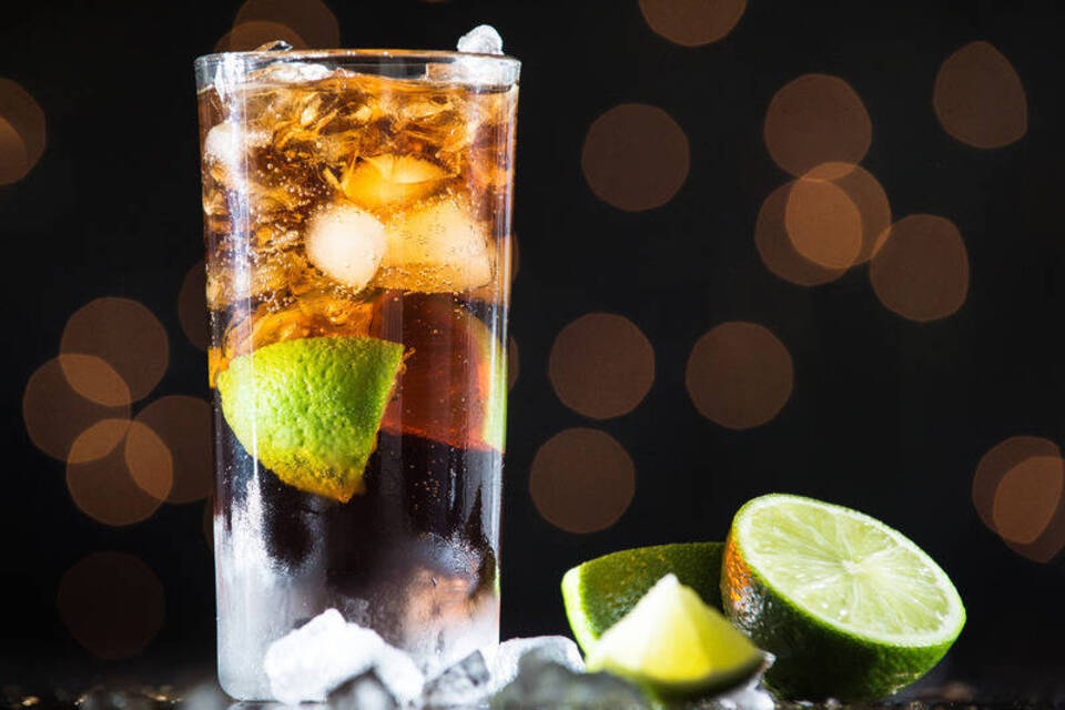 Ein Hauch Karibik: Cuba Libre schmeckt am besten mit weißem Rum Ein Hauch Karibik: Cuba Libre schmeckt am besten mit weißem Rum