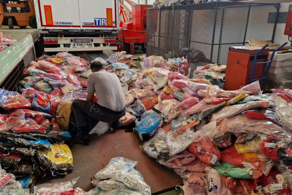 Gefälschte Markenkleidung sichergestellt Gefälschte Markenkleidung sichergestellt