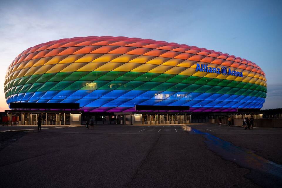 Münchner Arena mit Regenbogenbeleuchtung