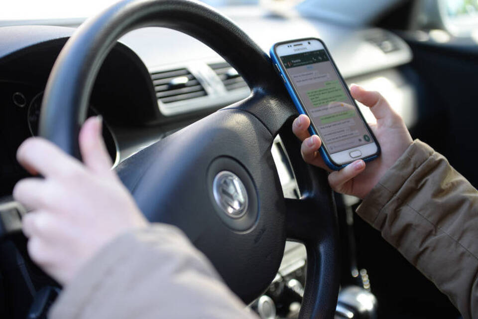 Polizei schaut Handy-Sündern am Steuer auf die Finger Polizei schaut Handy-Sündern am Steuer auf die Finger