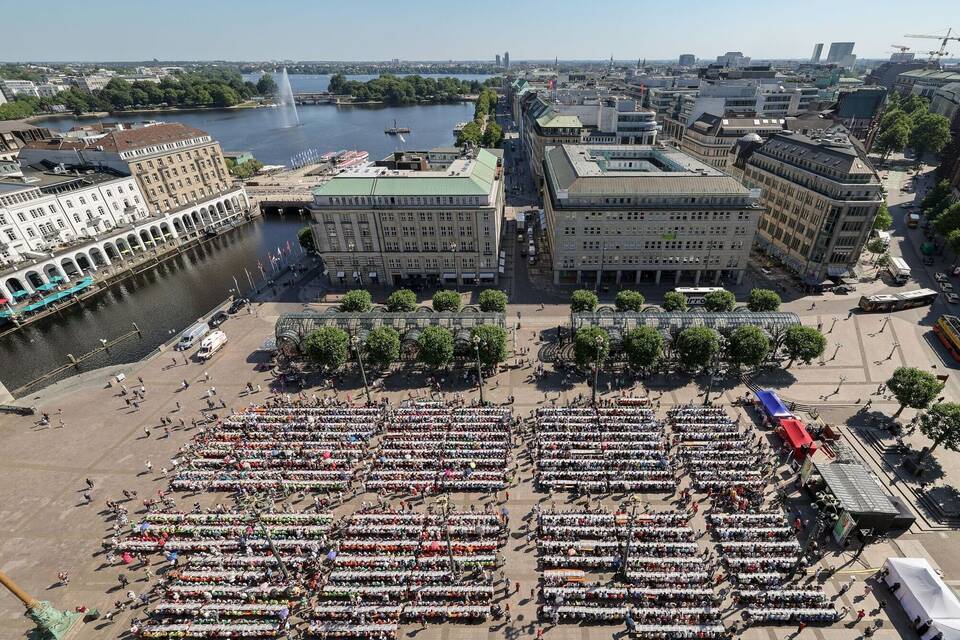 Schüler spielen in der Stadt Hamburg Schach