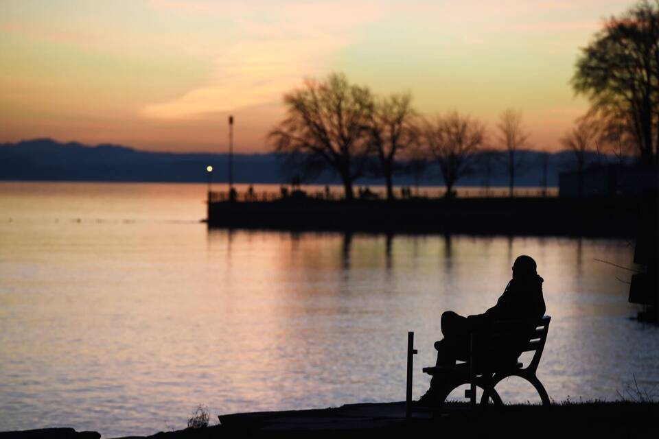 Mann am Ufer des Bodensees Mann am Ufer des Bodensees