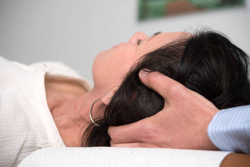 Helfende Handgriffe: Chiropraktiker setzen Impulse zur Selbstheilung Helfende Handgriffe: Chiropraktiker setzen Impulse zur Selbstheilung