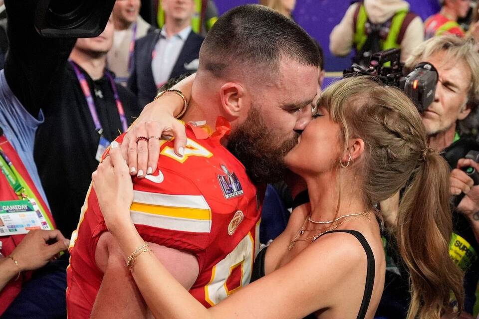 Taylor Swift küsst Travis Kelce Taylor Swift küsst Travis Kelce